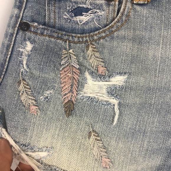 NEW AEO Distressed High Rise Embroidered Festival 100% Cotton Size 2 Jean Shorts - Picture 16 of 16